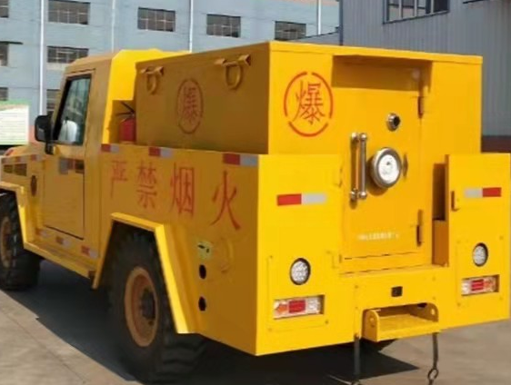 总口管理区凯龙爆破器材运输车：保障爆破任务的安全运行